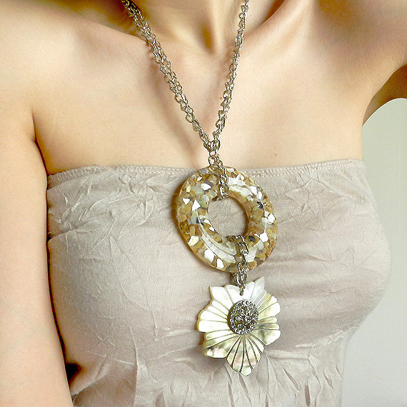 Chunky Shell Statement Necklace In Beige